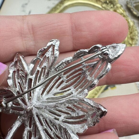 Vintage Monet Silver Tone Filigree Leaf Brooch Pin - Picture 4 of 4